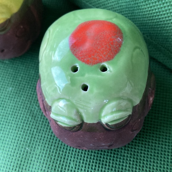 Seymour ann Frog Salt and Pepper Shaker Set - Picture 3 of 4